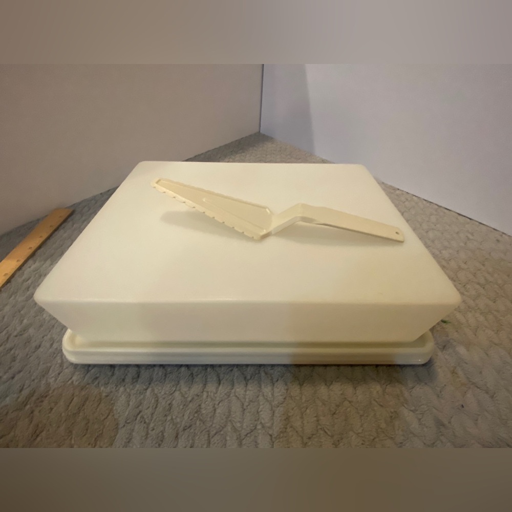 Vintage Tupperware Rectangle Cake Keeper 622-2 W Lid and cake slicer.